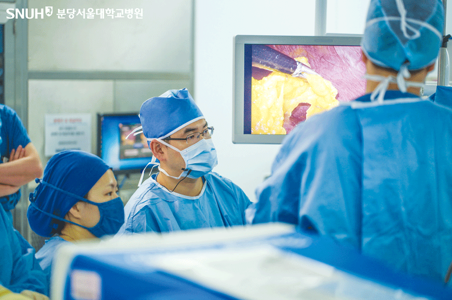 수술중인 분당서울대병원 외과 박도중 교수