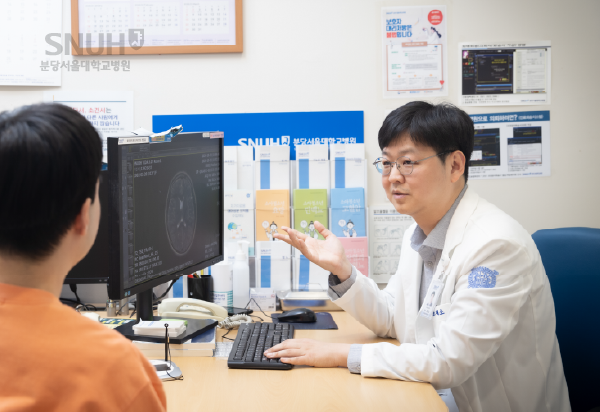 상담하고 있는 조재소 교수