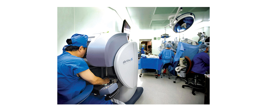 로봇수술, 복강경 수술등의 첨단 최소침습수술 장면 