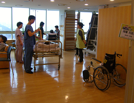 노인환자 진료사진02