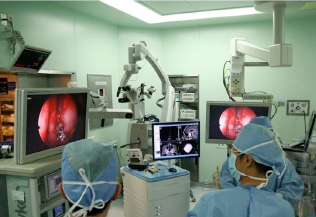 내시경을 이용하여 신경외과와 이비인후과 의사들이 수술하는 모습1